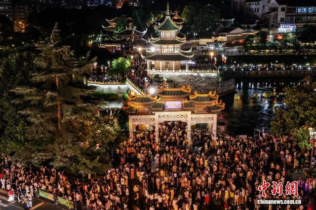 图为游客在贵阳市甲秀楼景区游览。 中新网记者 瞿宏伦 摄