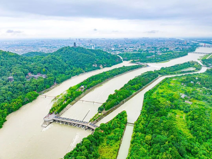 △ 7月5日都江堰渠首鱼嘴断面迎来今年首次洪峰过境。图片来源：四川日报
