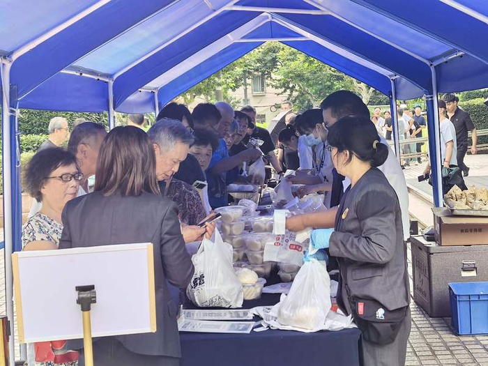 金陵紫金山大酒店后门口的外摆摊位前市民们正在选购点心。新京报贝壳财经记者俞金旻 摄
