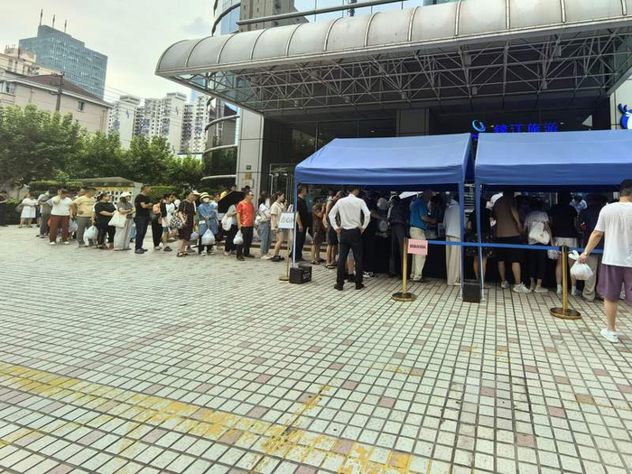 8月6日下午16时许，金陵紫金山大酒店后门口的外摆摊位前已排起长队。新京报贝壳财经记者俞金旻 摄