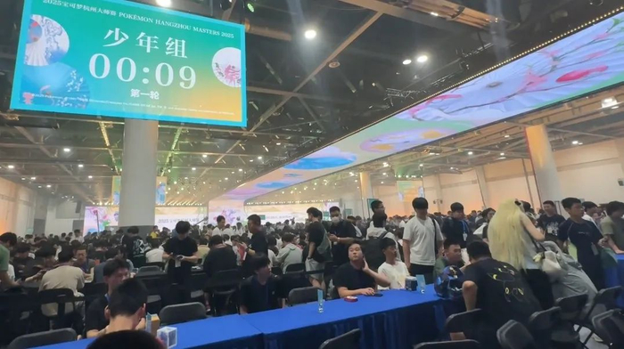杭州大师赛的少年组区域依然是人挤人