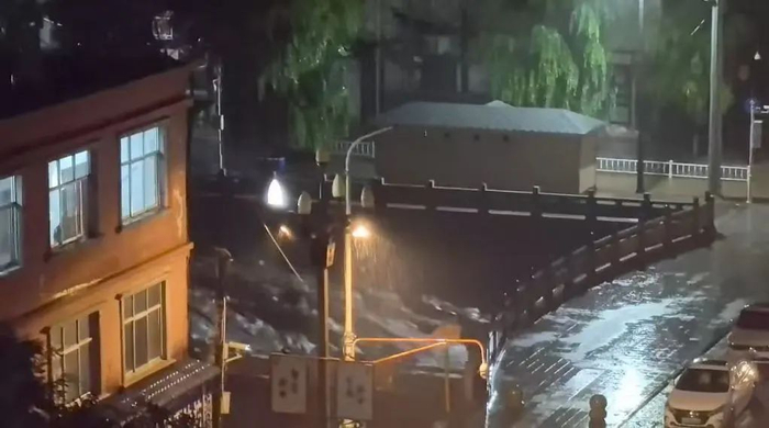 8月7日晚，暴雨下洪水顺流而下。受访者 供图