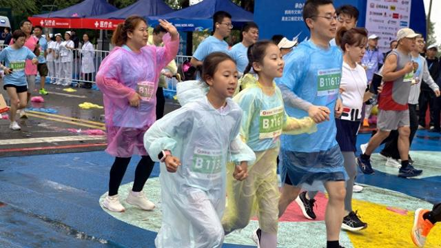 参加欢乐跑的选手出发。澎湃新闻记者 郑问 图