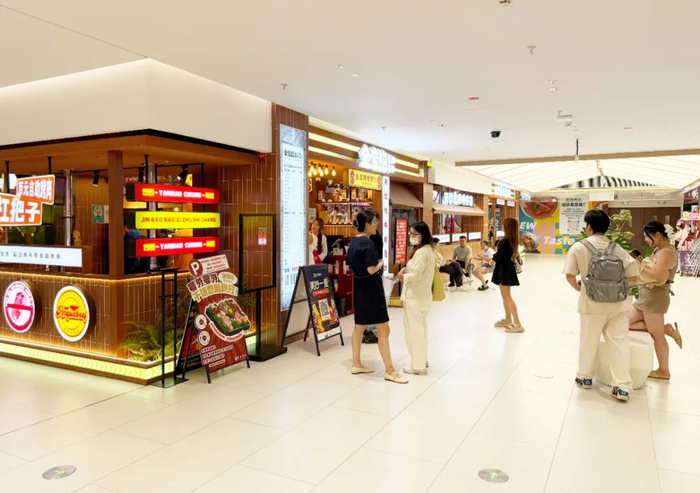 餐饮区引入十余个餐饮品牌，让顾客可以慢下来、坐下来。