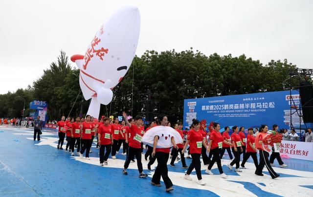 水饺形状的气球出现在鹤岗半马上。鹤岗市委宣传部 供图