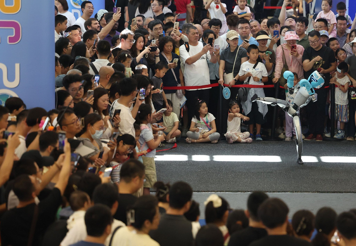 2025世界机器人大会现场，观众摩肩接踵参观机器人表演，机器人拳击比赛尤其受欢迎。新京报记者 王飞 摄