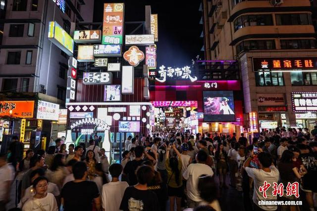 8月7日晚，游客在贵阳市青云市集游览。中新社记者 瞿宏伦 摄