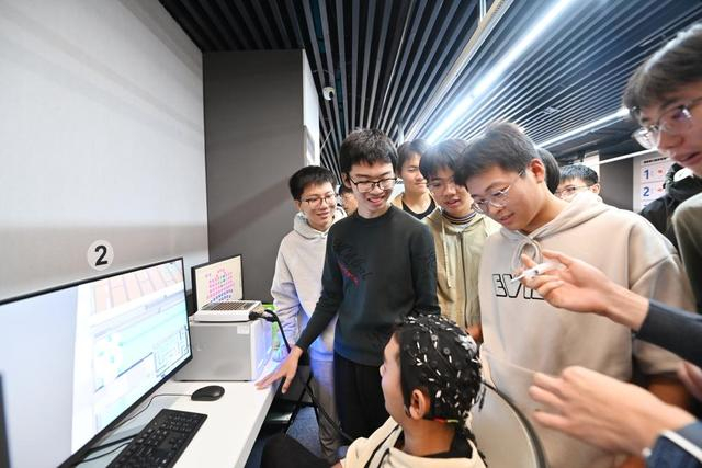 学生在天津大学脑控系统研发与集成应用实验室内上课。新华社记者 李然 摄