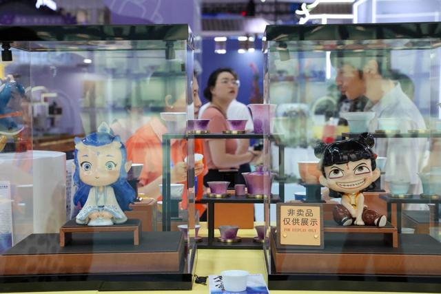 深圳，5月22日，文博会上展示的电影《哪吒》周边产品。新华社记者 梁旭 摄