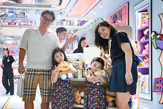 7月17日，韩国游客在位于上海市南京路步行街的一家潮玩店里购物。新华社记者 唐斯琦 摄