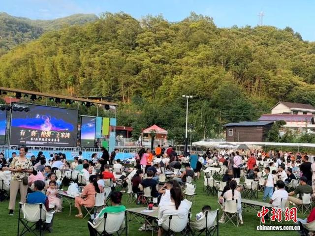 2025年7月，佛坪县一草地星空音乐节现场。曹钰宠 摄