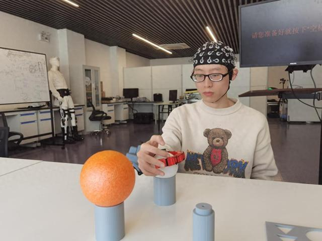 工作人员正在测试“神工-灵犀指”。新华社记者 杨文 摄