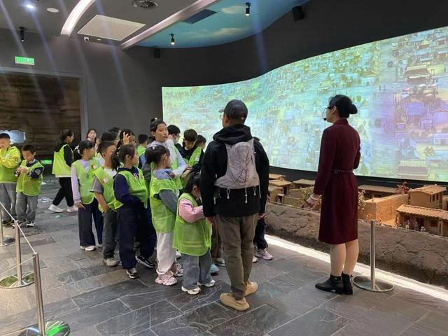 呼和浩特城市规划展示馆接待孩子们参观。 馆方供图