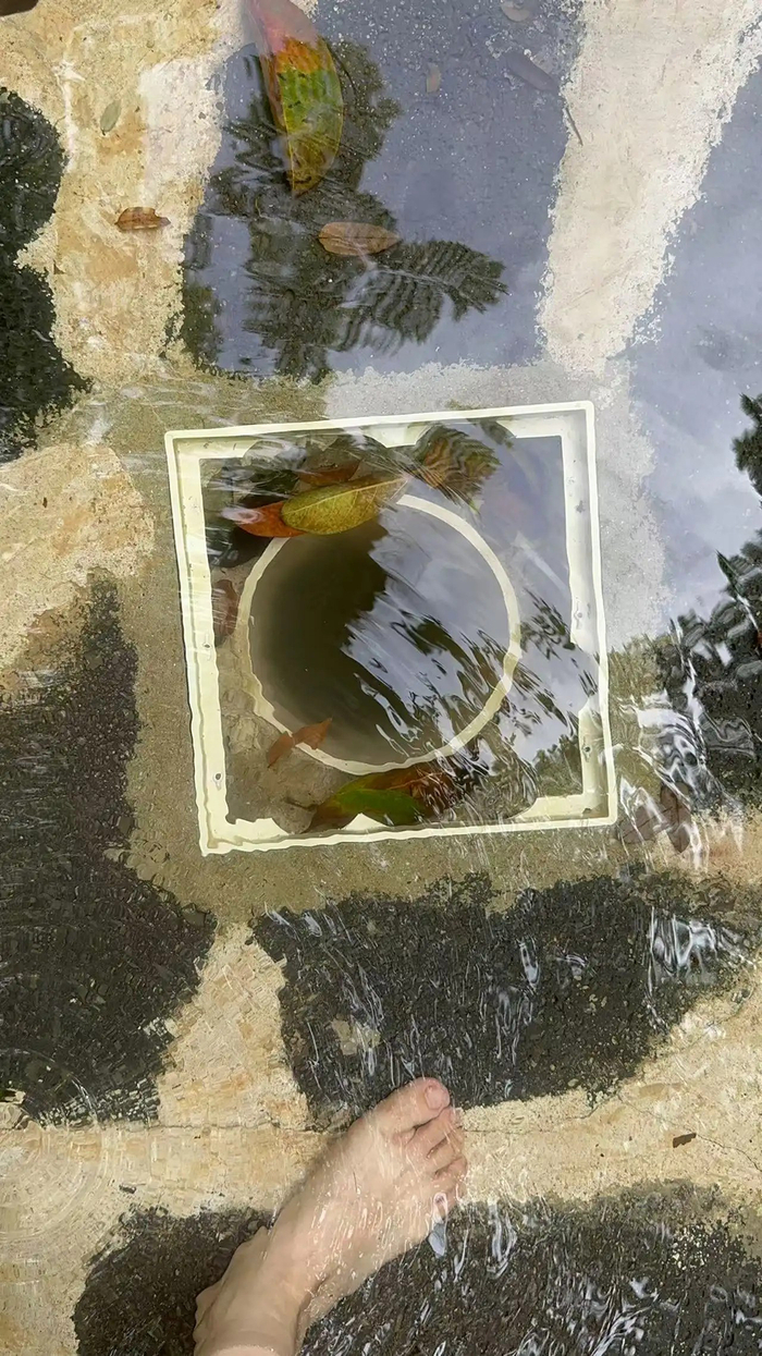 经测量，回水管直径27厘米，深95厘米，成人腿能陷至大腿根部。