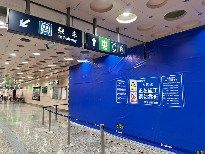 在地铁大红门站内依然可以看到多处施工围挡。新京报记者 王贵彬 摄