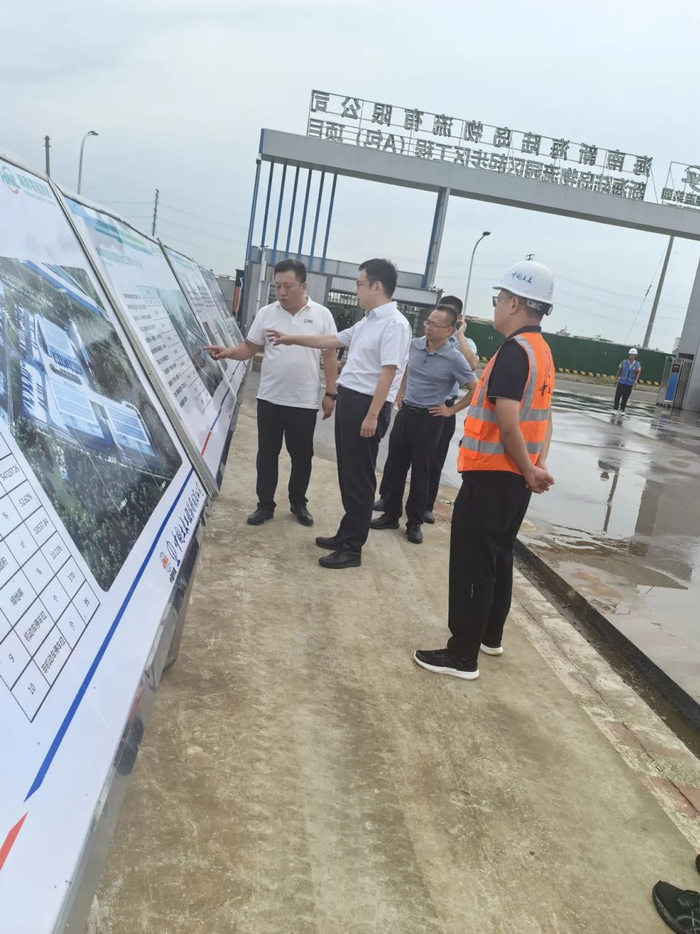 李杉在新海陆岛物流园起步区项目调研。