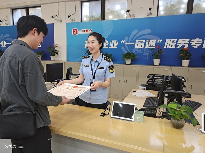 近日，泰老伊餐饮店老板朱先生从上海长宁收到全市首张个体工商户直接转型企业的营业执照。  上海长宁市场监管局 供图