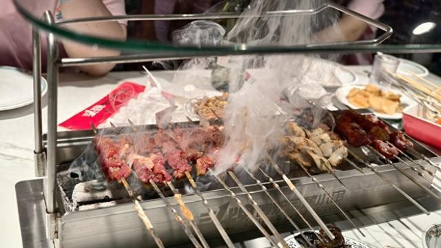 鹤岗一家餐厅里正在烧烤的鹤岗小串。 澎湃新闻记者 郑问 图