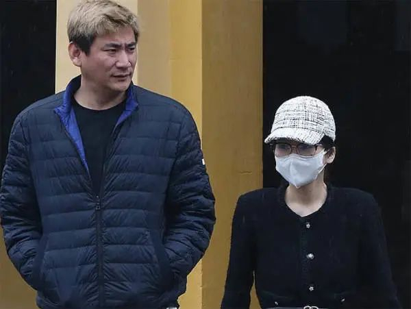 杨兰兰（右）及其随行人员。