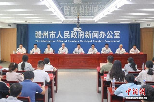 图为8月11日，江西省赣州市举行中共赣州市委六届九次全会精神解读新闻发布会。刘力鑫 摄