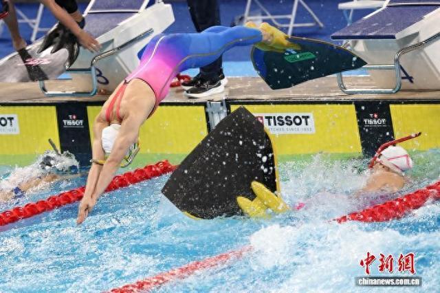 8月10日，在成都世运会女子4X100米水面蹼泳接力决赛中，中国队夺冠。图为胡瑶瑶准备接力入水。 中新社记者 田雨昊 摄