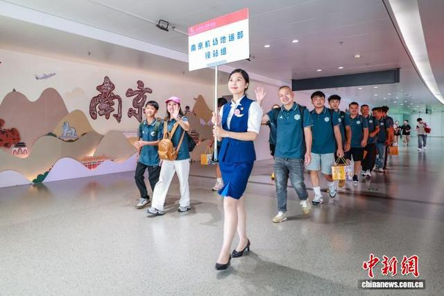 南京禄口国际机场地运部接站组接运游客。房天翔 摄
