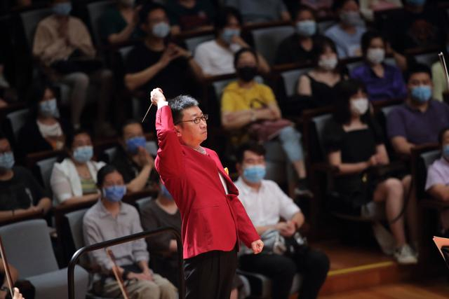 中国交响乐团荣誉首席指挥、中国音乐学院院长李心草。牛小北/摄