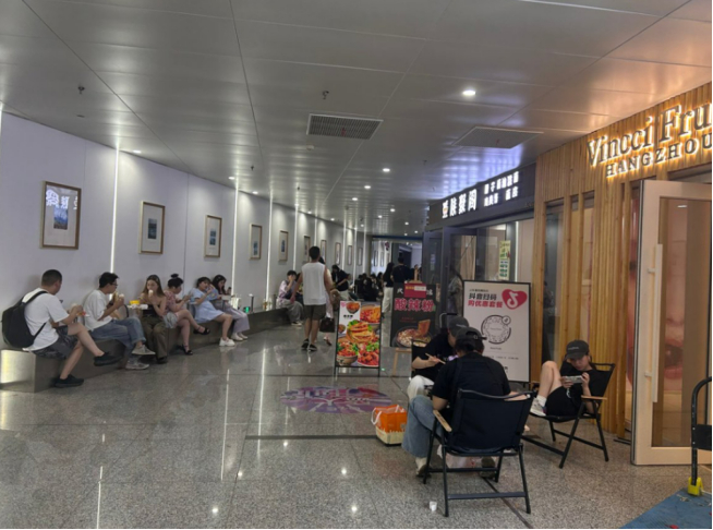 在杭州奥体中心体育场附近的商铺，许多来看演唱会的粉丝在此消费、歇息。