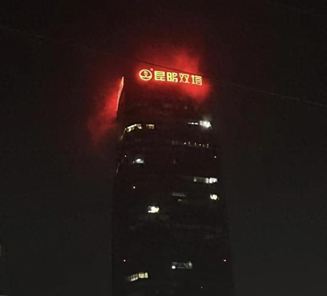 昆明“万达双塔”北塔突发火情时的视频截图