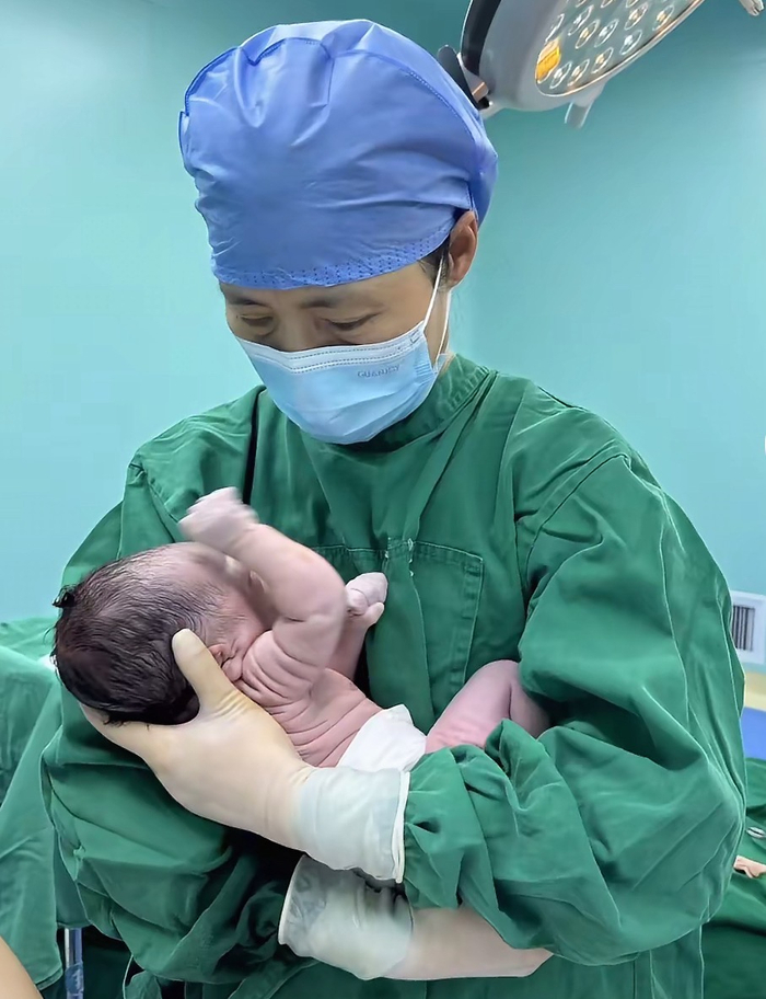 邵医生与新生儿
。产妇经抢救保住了命	。产科 图源�：邵医生抖音平台视频截图