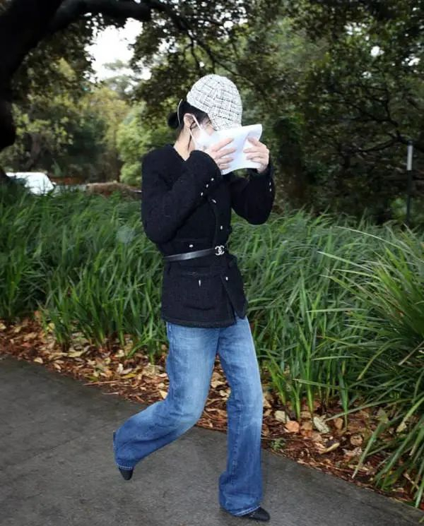 杨兰兰遮住面部。