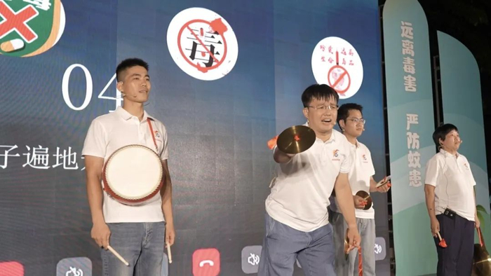 秀英区以群众喜闻乐见方式开展防蚊媒知识宣讲。