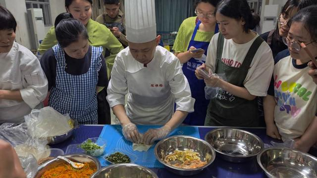 陈恒锡正在给青年学员演示如何制作闽南传统小吃润饼菜。团泉州市委供图