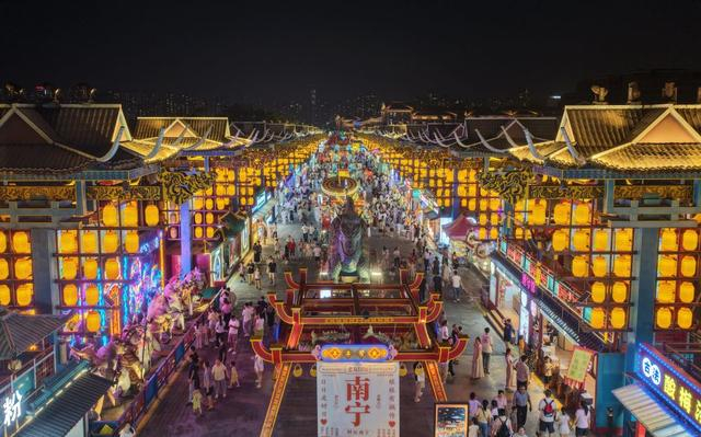 8月9日，在广西南宁市“南宁之夜”街区，游客逛夜市（无人机照片）。新华社发（蒋克青摄）