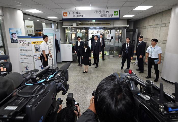 ▲当地时间2025年8月12日，韩国前第一夫人金建希（中）抵达首尔中央地方法院，不少媒体已在此等候 图据视觉中国