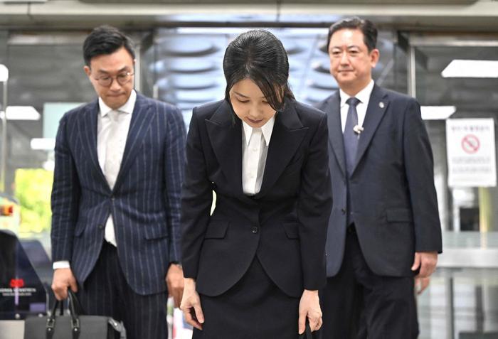 ▲当地时间2025年8月12日，韩国前第一夫人金建希抵达首尔中央地方法院，出席逮捕必要性审查 图据视觉中国