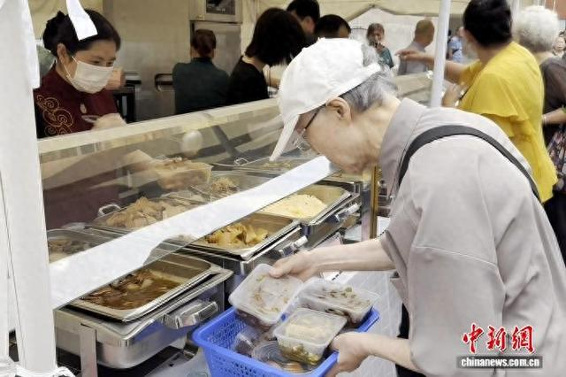 图为民众正在选购餐品。 任悠宁 摄