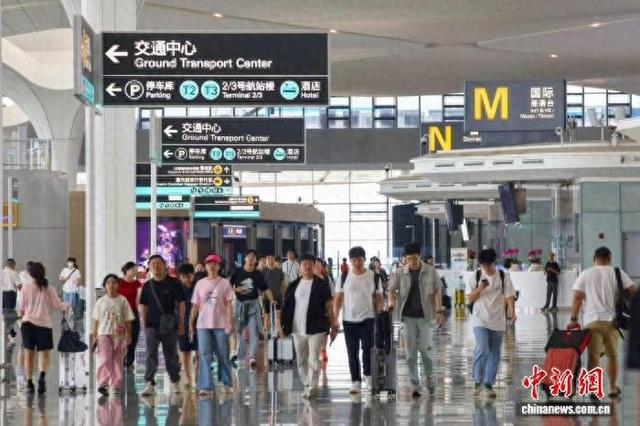 图为杭州机场T4出发大厅 王镇逾 摄