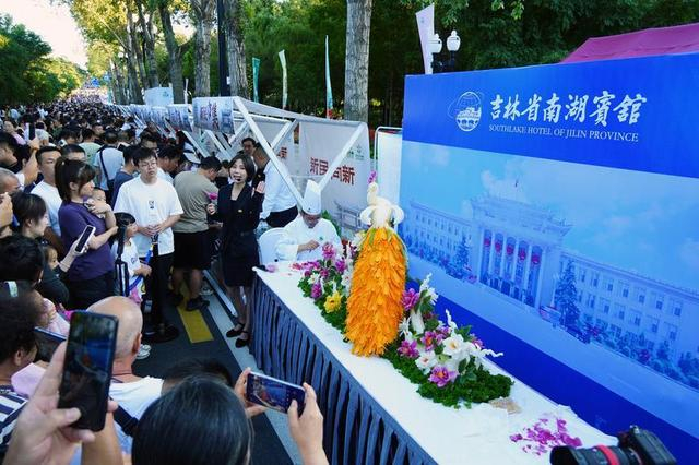 南湖宾馆蔬菜雕刻（图为8月10日展出的“金羽叠芳”）