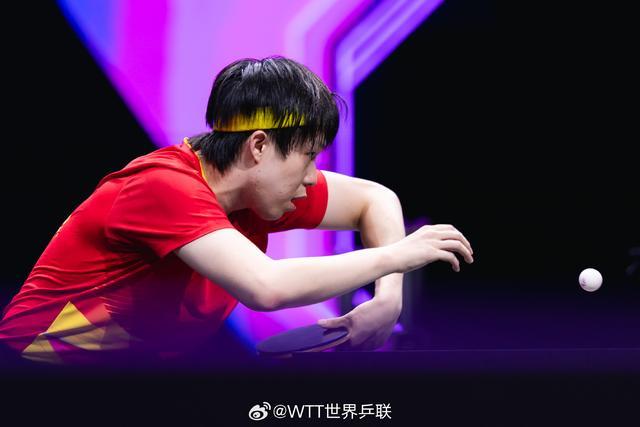 王楚钦在比赛中。图片来源:世界乒乓球职业大联盟社交媒体