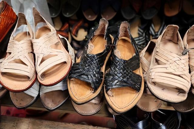 在墨西哥瓦哈卡州一处市场上售卖的当地传统凉鞋“huarache”。图源:美媒