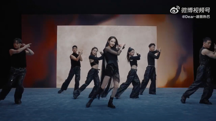 迪丽热巴“扫腿舞”（图源：微博@Dear-迪丽热巴）
