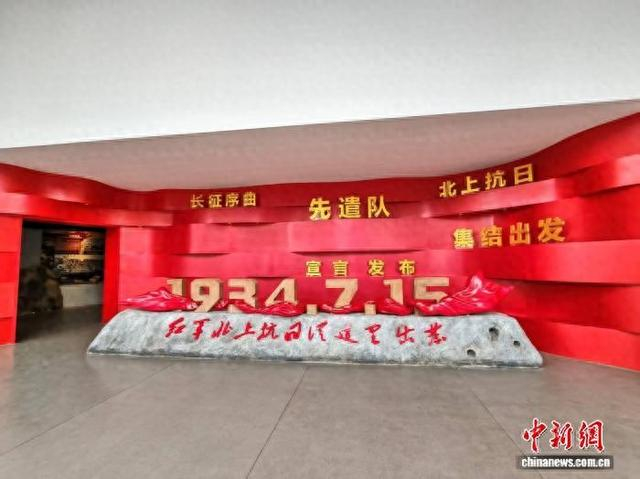 在中国工农红军北上抗日先遣队公园陈列展厅内，“红军北上抗日从这里出发”的标语首先映入眼帘。雷朝良摄