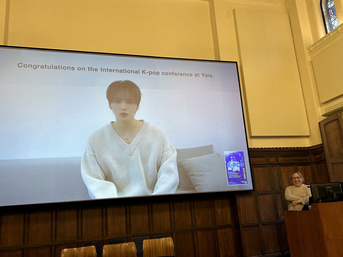 耶鲁大学K-pop大会会议开幕式，SM男团东方神起前成员金在中发来祝福视频