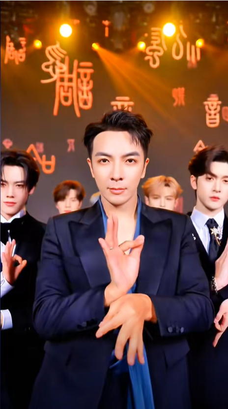 “广东夫妇”团播舞蹈（图源：抖音@广东夫妇（精选））