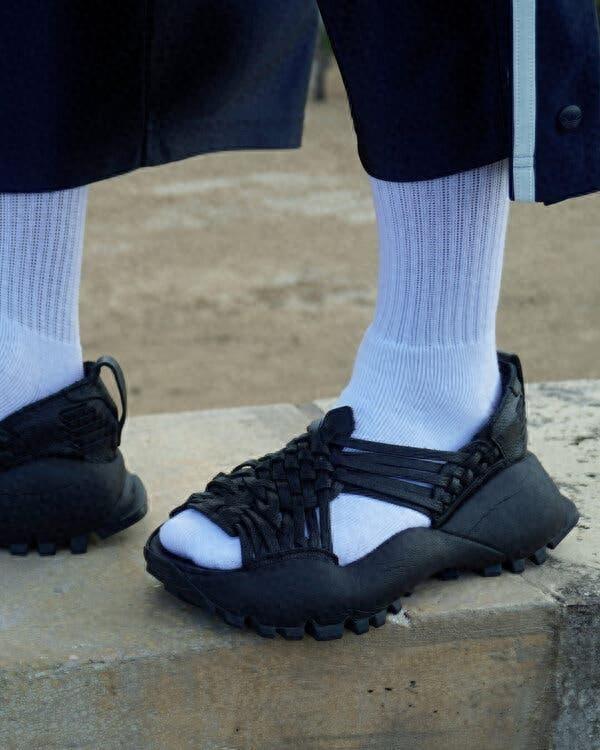 阿迪达斯推出的、由查瓦里亚设计的新鞋“Oaxaca Slip-On”。图源:美媒