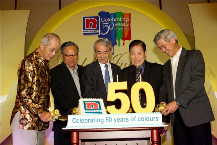 2012年8月，新加坡立时集团迎来50周年庆典，吴清亮携手集团高管出席庆祝酒会。图源：立邦中国