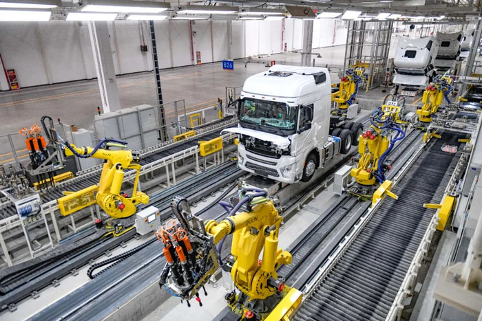 ▲陕汽重卡扩能项目总装生产线，工业机器人正在进行汽车轮胎自动化装配作业。（资料图）