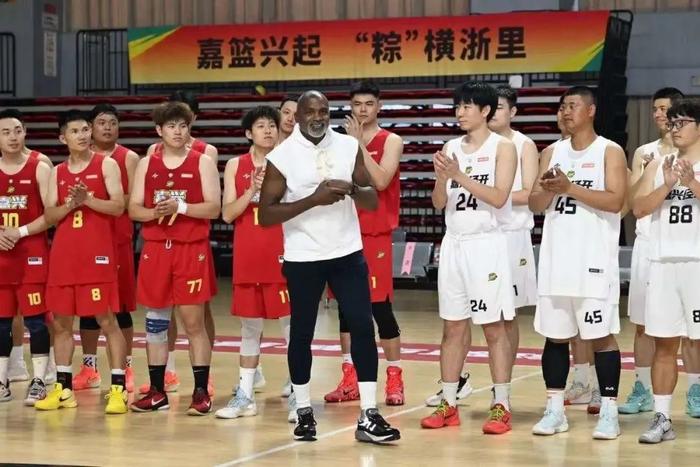 莫布利与“浙BA”球员们互动。图源：潮新闻
