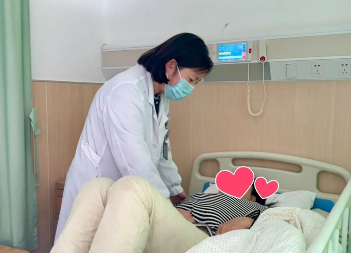 魏冬梅在查房。